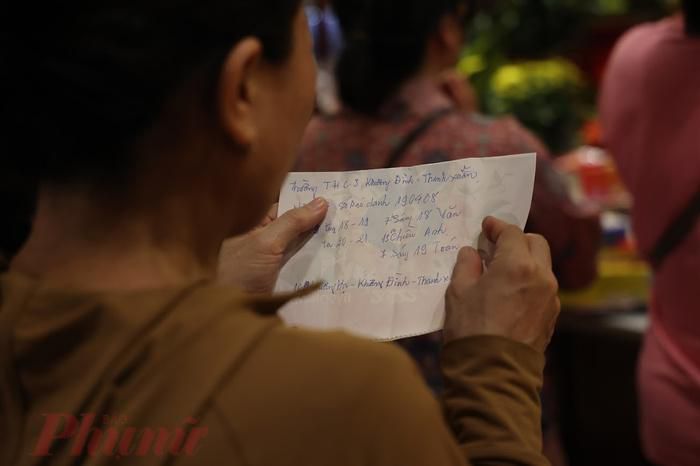 Sĩ tử đến Văn Miếu xin chữ, cầu may cho kỳ thi tuyển sinh lớp 10-8