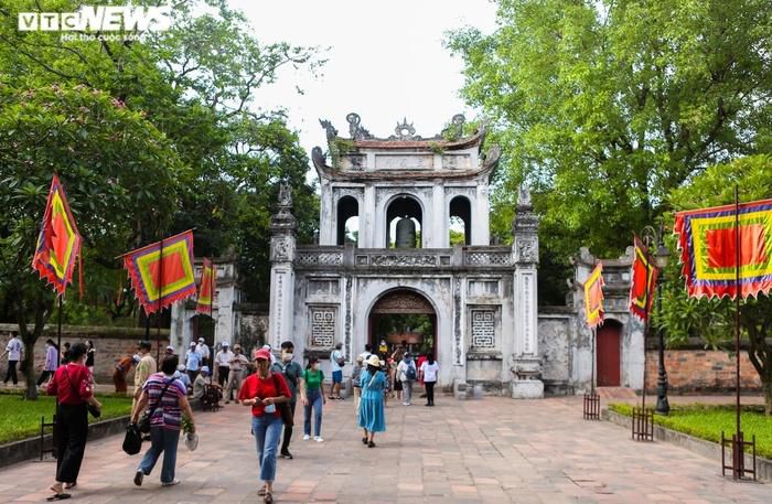 Sĩ tử đến Văn Miếu xin chữ, cầu may cho kỳ thi tuyển sinh lớp 10-1