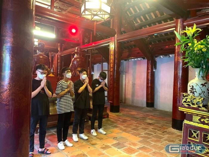 Sĩ tử đến Văn Miếu xin chữ, cầu may cho kỳ thi tuyển sinh lớp 10-3