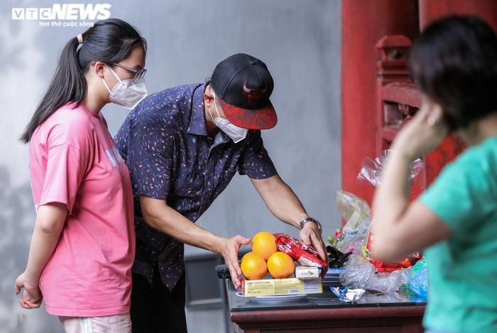 Sĩ tử đến Văn Miếu xin chữ, cầu may cho kỳ thi tuyển sinh lớp 10-5