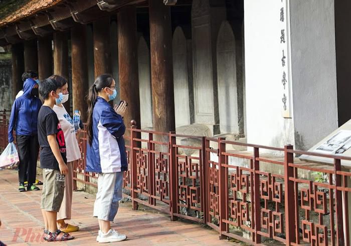 Sĩ tử đến Văn Miếu xin chữ, cầu may cho kỳ thi tuyển sinh lớp 10-2