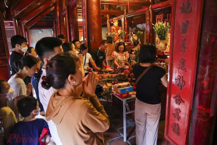 Sĩ tử đến Văn Miếu xin chữ, cầu may cho kỳ thi tuyển sinh lớp 10-10