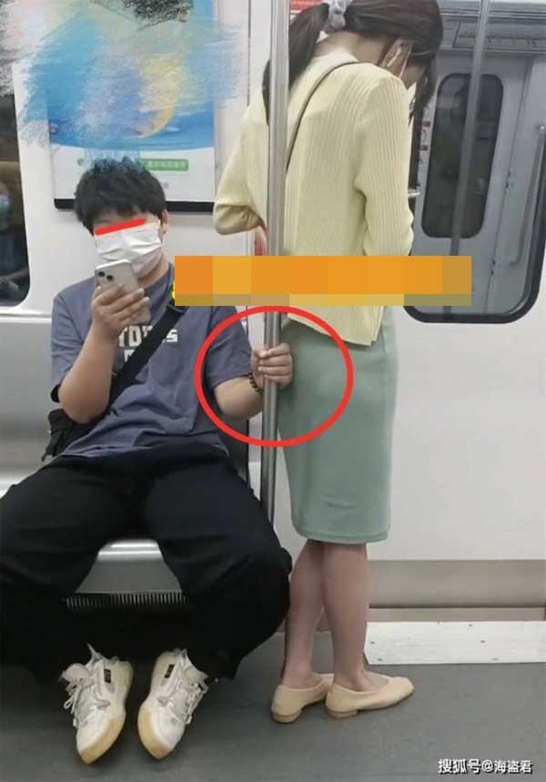 Ngồi trên tàu điện ngầm, nam thanh niên đặt tay ở vị trí nhạy cảm khiến dân mạng tranh cãi-1