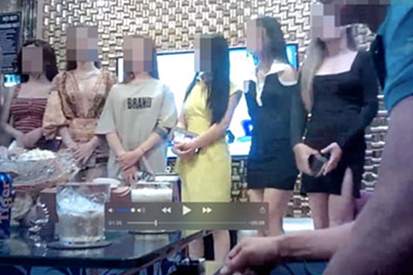 Vén màn dịch vụ quái đản núp bóng quán karaoke: Hoàn cảnh đáng thương của cô gái nhảy lầu-3