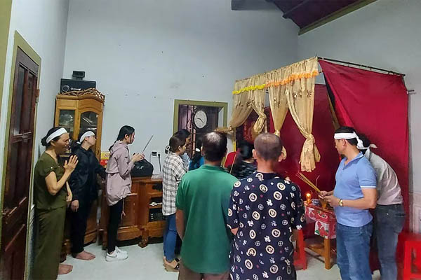 Cháy ở nhà kho studio ảnh cưới, 4 ô tô và xe máy bị thiêu rụi trơ khung-3