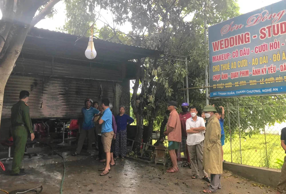 Cháy ở nhà kho studio ảnh cưới, 4 ô tô và xe máy bị thiêu rụi trơ khung-2