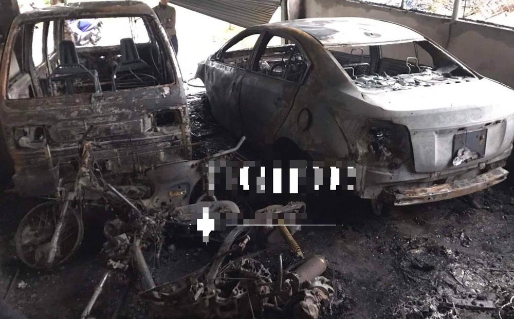 Cháy ở nhà kho studio ảnh cưới, 4 ô tô và xe máy bị thiêu rụi trơ khung-1