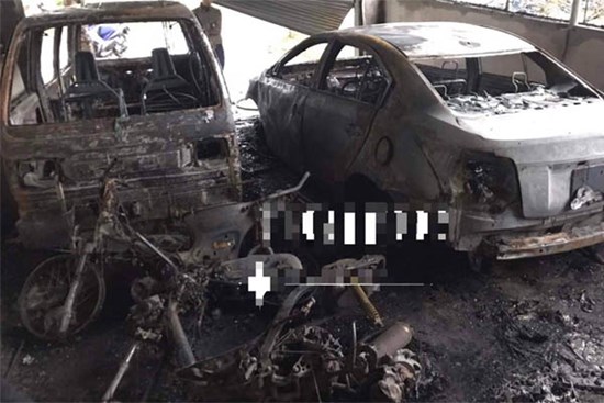 Cháy ở nhà kho studio ảnh cưới, 4 ô tô và xe máy bị thiêu rụi trơ khung