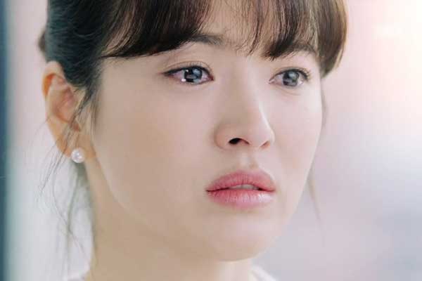 Bố nuôi đòi 100 triệu tiền thách cưới nhưng không cho của hồi môn, đến khi xách va ly về nhà chồng, mở ra tôi mới choáng váng-1