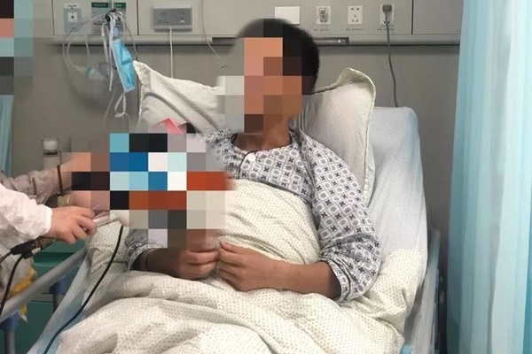 Mới 16 tuổi đã bị ung thư ruột, cậu thiếu niên ân hận vì có 4 thói quen xấu này-1