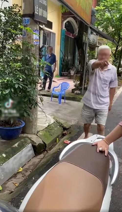 Xôn xao clip người phụ nữ tố bị cháu bé ném đá vào người, ông bà phản ứng không việc gì phải xin lỗi-1