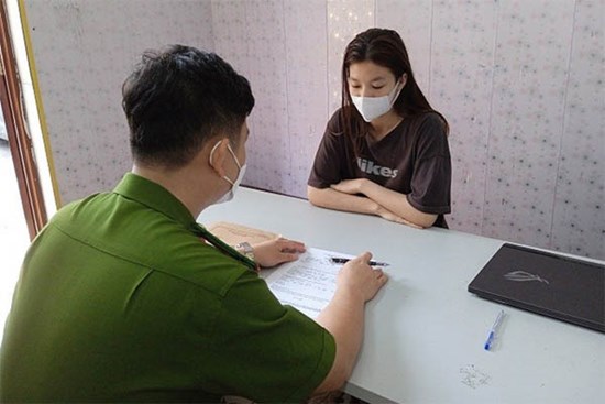 Cô gái truyền bá các video khiêu dâm, trái với thuần phong mỹ tục