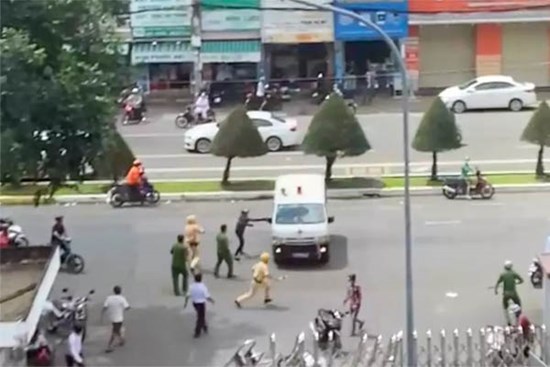 Người đàn ông nghi ngáo đá trộm xe cấp cứu rồi lái khắp phố ở Cần Thơ
