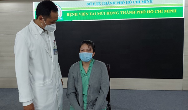 Răng giả rơi vào phế quản khiến cô gái suýt tắc thở-2