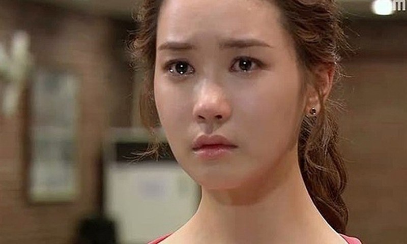 Bố chồng bị liệt mẹ chồng liền gửi ngay vào viện dưỡng lão, thương xót tôi đưa ông về nhà chăm sóc ai ngờ ông lén nhét thứ này vào tay-1