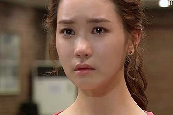 Bố chồng bị liệt mẹ chồng liền gửi ngay vào viện dưỡng lão, thương xót tôi đưa ông về nhà chăm sóc ai ngờ ông lén nhét thứ này vào tay