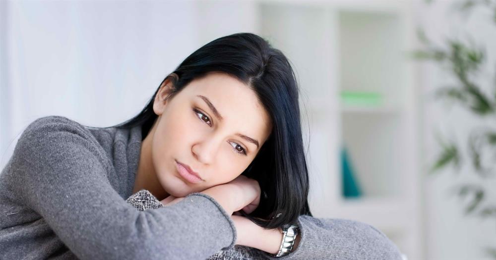 Chồng phá sản, tôi đành sa thải bà giúp việc 7 năm, trước khi đi bà đưa cho tôi một phong bì khiến tôi chết lặng-1