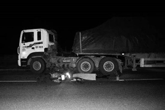 Xe máy bị cuốn vào gầm container, nam thanh niên tử vong