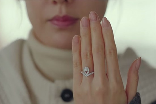 Chồng tặng nhẫn kim cương giả cho tôi nhưng hóa đơn là thật, tôi quyết tìm ra chủ nhân chiếc nhẫn thật kia là ai?