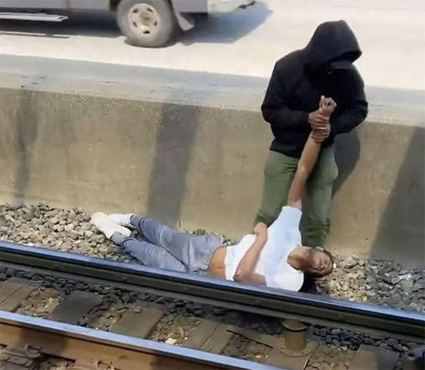 Lao xuống đường ray cứu người, nam thanh niên được tặng thưởng xe hơi-1