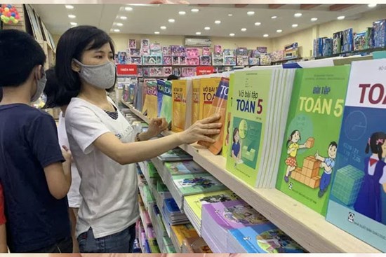 Gánh nặng giá sách giáo khoa: Vì đâu nên nỗi?