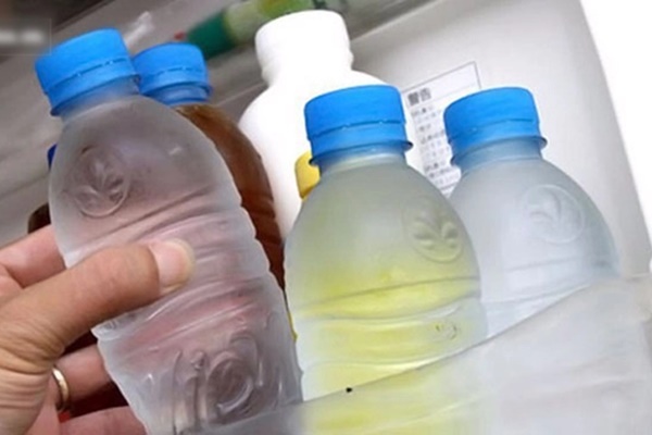 Nhiều gia đình uống nước để trong tủ lạnh kiểu này mà không biết cực kỳ độc hại-1