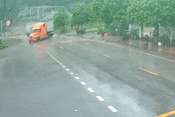 Ôm cua nhanh trên đường trơn trượt, xe container như bị gãy gập đôi