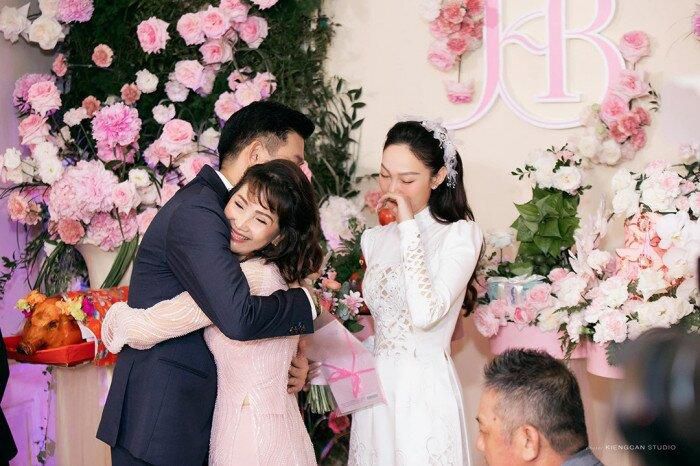 Điều ít biết về người phụ nữ quyền lực xuất hiện trong đám cưới Minh Hằng-1