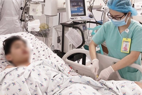 Cứu sống bé trai mắc sốt xuất huyết, nhiễm trùng nặng kèm biến chứng hậu COVID-19