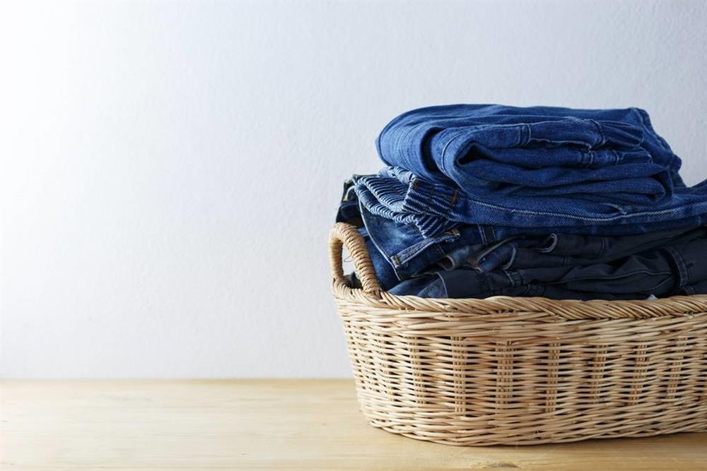 Thêm thứ này vào nước giặt sẽ giúp quần jean không bị phai màu, trông lúc nào cũng như mới-1