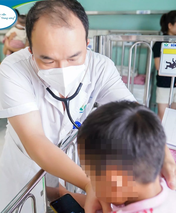 Trẻ 4 tuổi nôn ra máu kèm con đỉa sau lần tắm suối-2