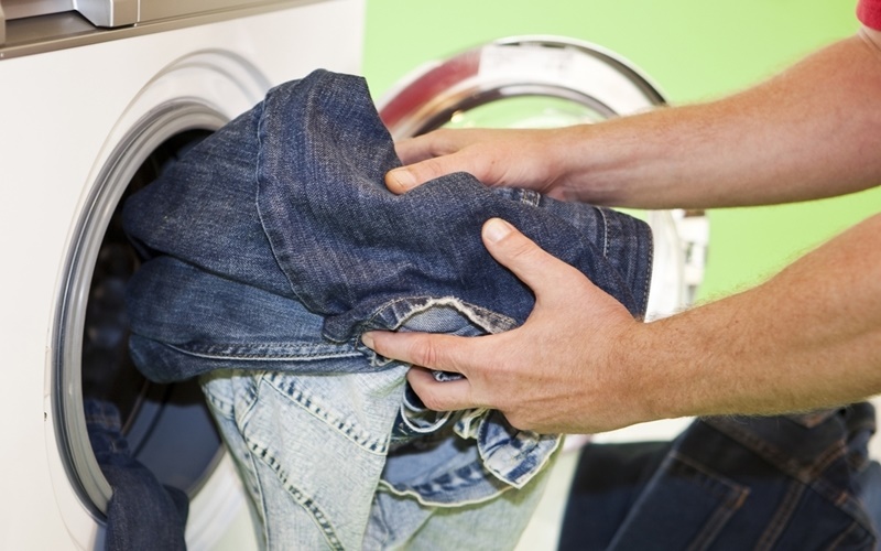 Thêm thứ này vào nước giặt sẽ giúp quần jean không bị phai màu, trông lúc nào cũng như mới-5