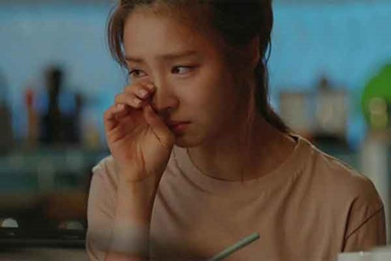 Bật khóc khi thấy con gọi điện thoại nói chuyện với bố lúc nửa đêm