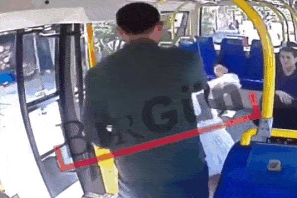 Người đàn ông đem theo bạn gái mới đến phục kích, đánh tơi tả bạn gái cũ ngay trước cửa công ty-3