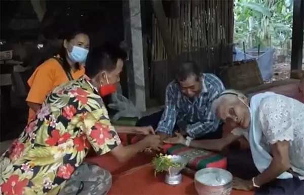 Đám cưới giản dị của cụ ông 72 tuổi với cụ bà 83 tuổi sau 10 ngày quen-1