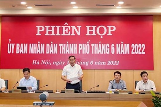 Tập thể UBND TP xem xét kết quả giải ngân kế hoạch đầu tư công năm 2022 của TP