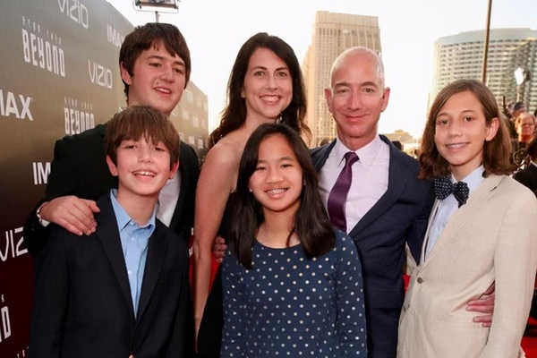 Tỷ phú cũng có lúc phải buồn: Jeff Bezos bị phát hiện với dáng vẻ sầu não và cô đơn gây chú ý-3