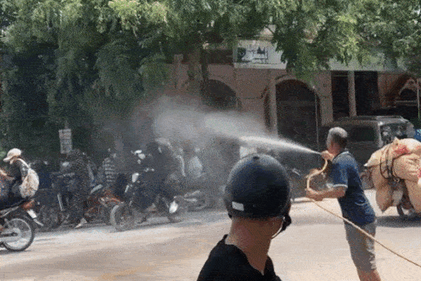 Clip: Thấy đám trẻ sắp lao vào đánh nhau, bác trai chứng kiến có cách xử lý cao tay-1