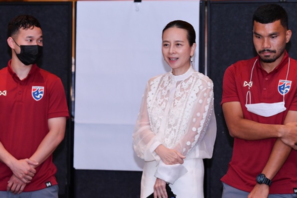 Trợ lý Madame Pang bị tố quấy rối cầu thủ Thái Lan-1