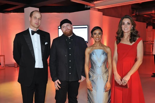 Bức ảnh chưa từng thấy về Meghan Markle dự tiệc cùng Công nương Kate bất ngờ được chia sẻ-3