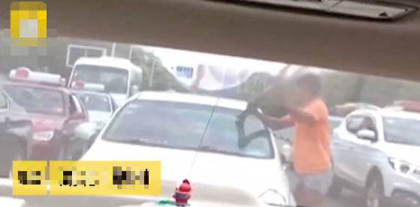 Xin tiền không được, gã đàn ông cầm nạng phang tới tấp vào cửa kính ôtô, hành động sau đó còn đáng sợ hơn-1