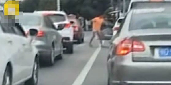 Xin tiền không được, gã đàn ông cầm nạng phang tới tấp vào cửa kính ôtô, hành động sau đó còn đáng sợ hơn-2