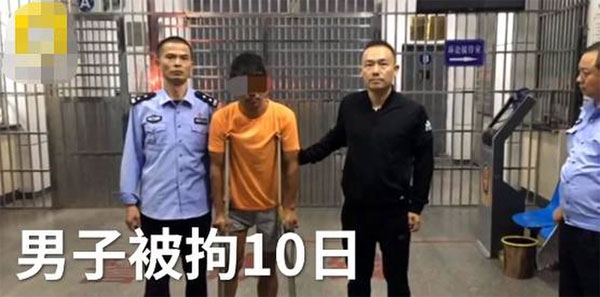 Xin tiền không được, gã đàn ông cầm nạng phang tới tấp vào cửa kính ôtô, hành động sau đó còn đáng sợ hơn-4