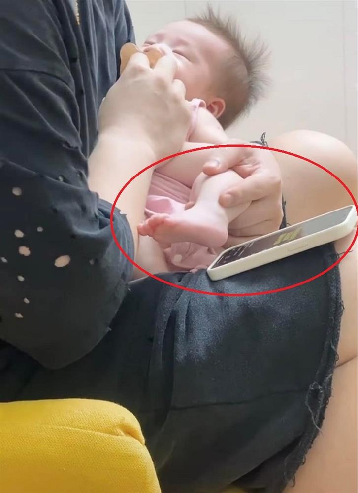 Cười bò với clip cao thủ trông con của ông bố trẻ-1