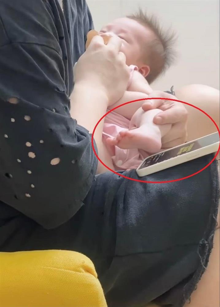 Cười bò với clip cao thủ trông con của ông bố trẻ-2