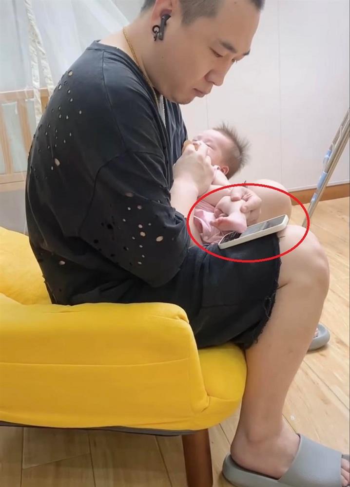 Cười bò với clip cao thủ trông con của ông bố trẻ-3