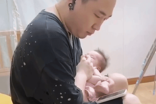 Cười bò với clip 'cao thủ' trông con của ông bố trẻ
