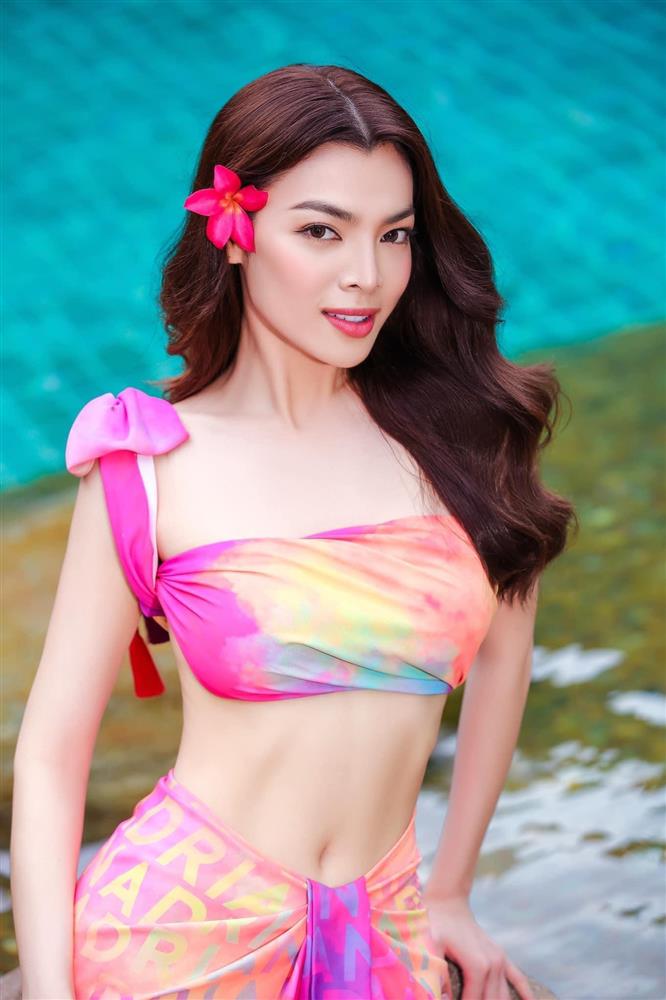 Mặc váy cut-out nóng bỏng, Trân Đài khoe nhan sắc bên dàn thí sinh HH chuyển giới quốc tế-1