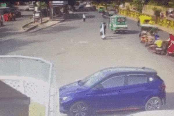 Đạo tặc ngang nhiên cướp xe máy trước mặt nhiều người ở TP.HCM-2