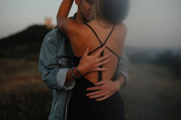 Đàn ông nếu ôm bạn theo 3 cách này thực sự có bạn trong tim-1